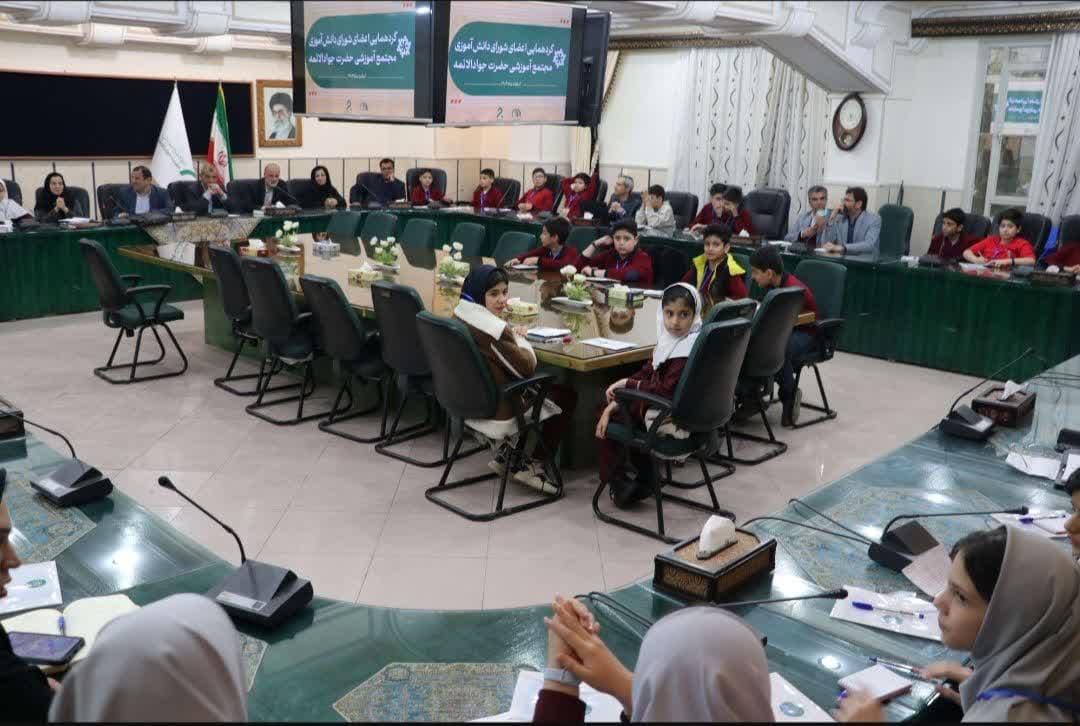 دیدار مسئولین با شورای دانش آموزی