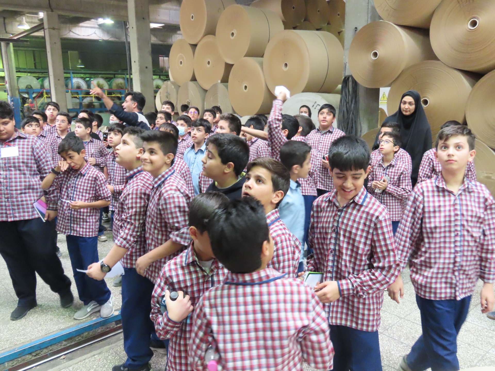 بازدید پایه ششم از کارخانه کارتن سازی
